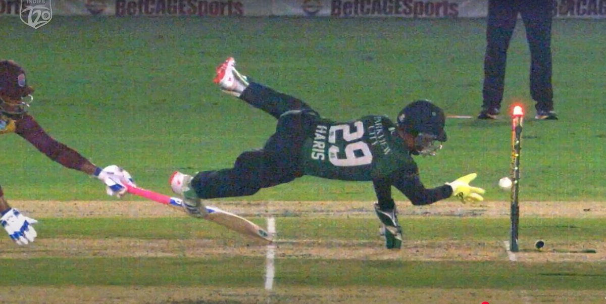 AliePreet's tweet photo. Ye kese out dedia ? Mere khyaal se out nahi tha . Apka kya khayal hay ?  

#FAK_attacking_Civilians Imran Khan  #ڈھاکہ_سے_اڈیالہ_تک #pakvswe #PCB #CricketTwitter Jason Holder https://t.co/O3amPc2ZS7