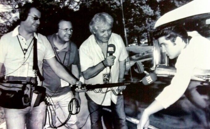 Je l’ai toujours dit, et jamais caché, cette photo est un montage réalisé il y a quelques années. En face de Graceland, sur Elvis Presley Blvd à Memphis, une boutique proposait des photo-montages. Notre équipe de RTL a succombé à la tentation. Et à l’époque l’I.A. n’existait pas!