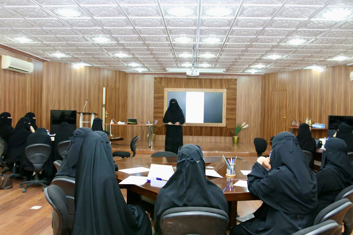 زار مدير عام #تعليم_حائل اليوم الأحد مقرات دورة "ممارسات فاعلة لمعلم المستقبل " للمعلمين والمعلمات الجدد، التي ينفذها #تعليم_حائل بالشراكة مع #جستن، وصندوق تنمية الموارد البشرية، والمعهد الوطني للتطوير المهني التعليمي، في مركز الملك عبدالعزيز الكشفي للمعلمين، وبيت الطالب