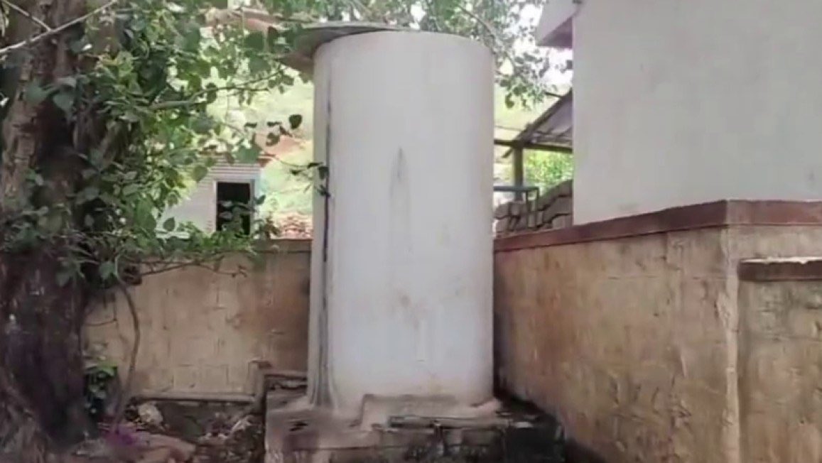 मुस्लिम प्रिंसिपल का तबादला कराने के लिए स्कूल के वाटर टैंक में मिलाया ज़हर…

मामला कर्नाटक का है जहाँ एक मुस्लिम हेडमास्टर का ट्रांसफर करवाने के लिए श्रीराम सेना का एक सदस्य ‘सागर’ ने दो लोगों के साथ मिलकर सरकारी स्कूल के पीने के पानी में जहर मिला दिया।

जिससे 11 छात्र बीमार हो