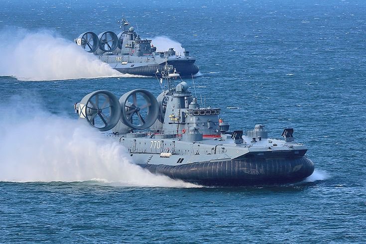 🚨BREAKING NEWS

The Russian army has sent a large number of Zubr-class landing units, the world's largest hovercraft, and a large number of ballistic missiles to the Alaska border.🇷🇺
