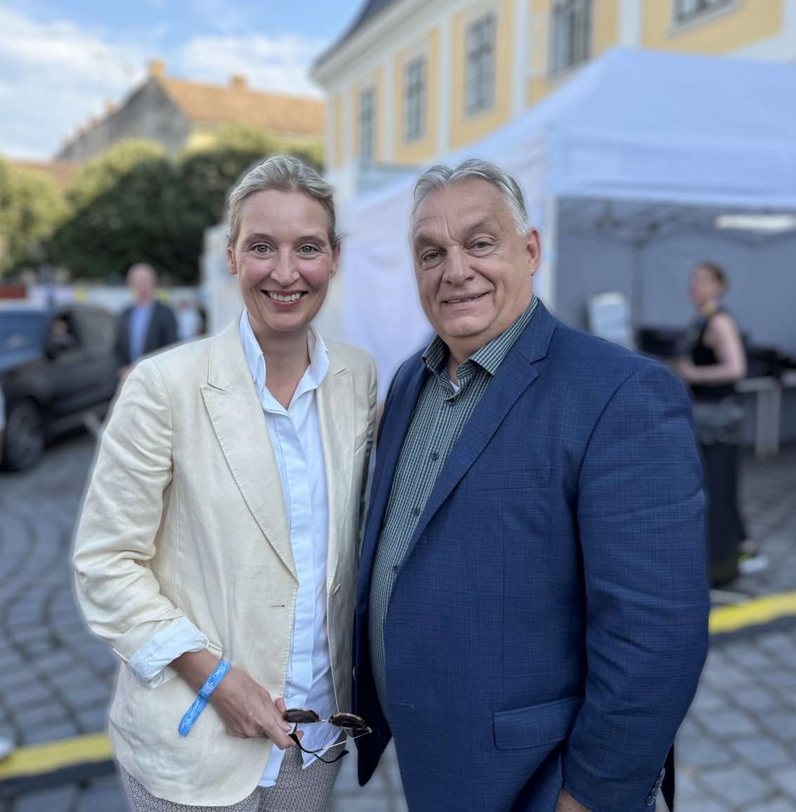 Alice Weidel (@alice_weidel) on Twitter photo Dankeschön für die schöne Zeit zusammen mit <a href="/PM_ViktorOrban/">Orbán Viktor</a> auf dem MCC Festival in der wunderschönen, historischen Stadt Esztergom, Ungarn. Ich bin überwältigt von der Freundlichkeit und Kompetenz der Menschen. Dankeschön für die schöne Zeit zusammen mit <a href="/PM_ViktorOrban/">Orbán Viktor</a> auf dem MCC Festival in der wunderschönen, historischen Stadt Esztergom, Ungarn. Ich bin überwältigt von der Freundlichkeit und Kompetenz der Menschen.