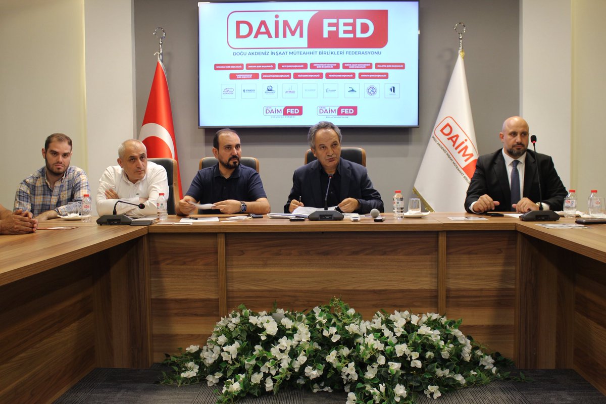 daimfed's tweet photo. DAİMFED, Dijitalleşen Ticaretin Nabzını Tutuyor

Doğu Akdeniz İnşaat Müteahhit Birlikleri Federasyonu (DAİMFED) olarak, Genel Başkanımız Mustafa Karslıoğlu’nun başkanlığında sektörel gelişmeleri değerlendirdiğimiz haftalık toplantımızı gerçekleştirdik.

✅Toplantıda, inşaat sektöründe karşılaşılan güncel sorunlar ve bu sorunlara yönelik çözüm önerileri üzerine kapsamlı istişarelerde bulunuldu.

📌 Toplantı sonrasında, sektörün dijitalleşme sürecine ışık tutan bir sunumla devam edildi. Türkiye İş Bankası’nın öncülüğünde geliştirilen Proemtia platformu hakkında bilgi verildi.
💬 Proemtia Satış Yöneticisi Cem Akbaş, dijital emtia ticaretinde yeni bir dönemi başlatan platformun sunduğu fırsatları ve sektöre olan katkılarını anlattı.

✅DAİMFED olarak, dijitalleşen ticaret dünyasını yakından takip ediyor; üyelerimizin rekabet gücünü artıracak bilgi ve araçlarla buluşturmaya devam ediyoruz.