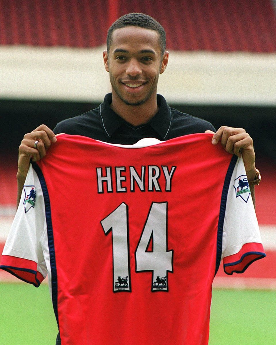 ArsenalFansFR's tweet image. Il y a 26 ans jour pour jour... le meilleur joueur de l'histoire de la Premier League rejoignait Arsenal.