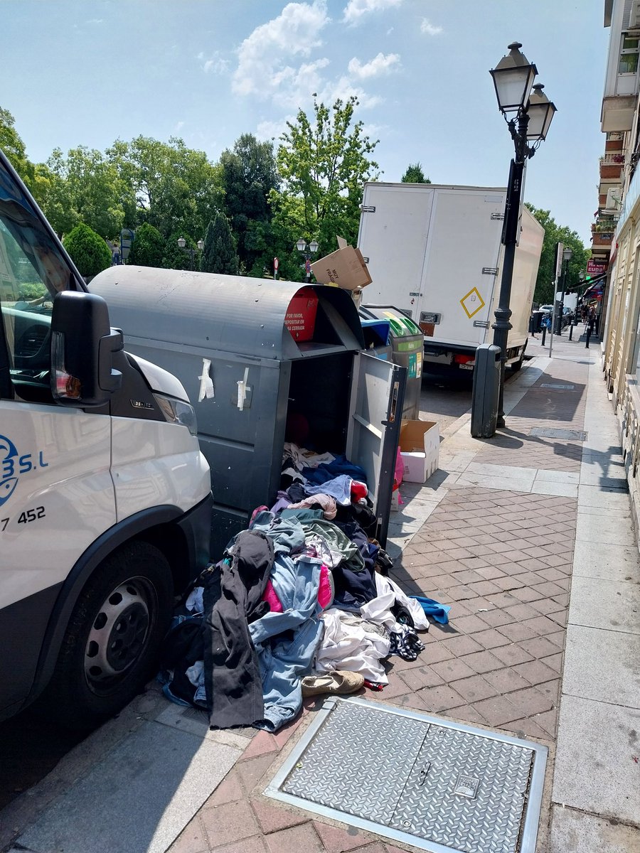 alicates74's tweet photo. @Lineamadrid Todos los días tenemos estos contenedores rodeados de basura, que no correspode, y ropa tirada por el suelo, de un contenedor roto. Solicito que los cambien a la acera de enfrente, junto a los otros contenedores. 
En Rafaela Ybarra 16 https://t.co/F6mWusyhfr