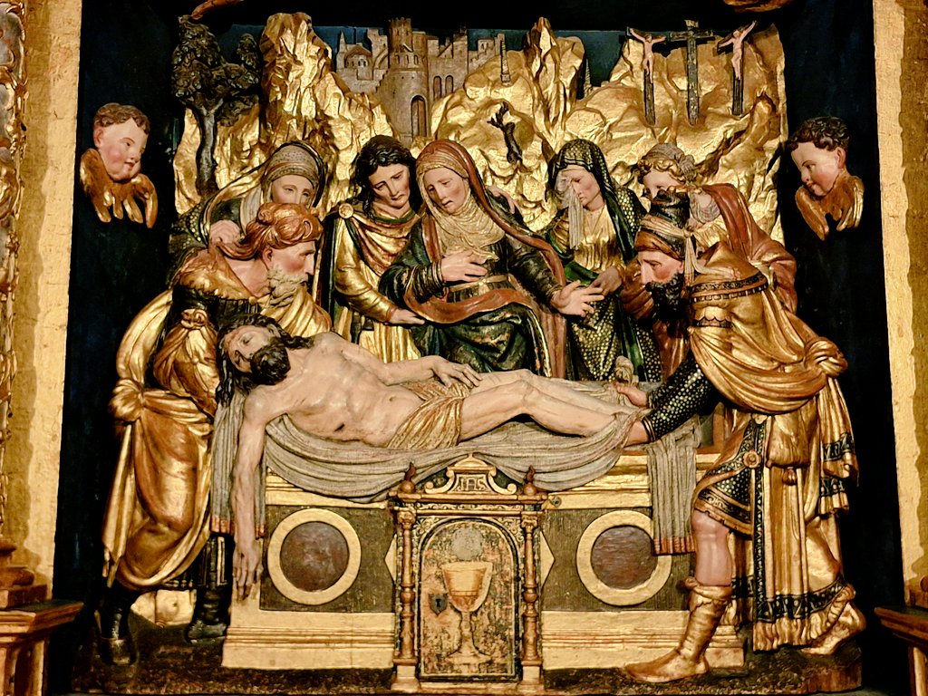 🎁 Como regalito de domingo, uno de esos lugares en los que te vuelves pequeñito ante el imponente entorno que te rodea: la Capilla del Santo Sepulcro del Panteón Ducal de Osuna.

El bellísimo relieve del 'Entierro de Cristo' se atribuye a Roque Balduque (loving Balduque ❤️).