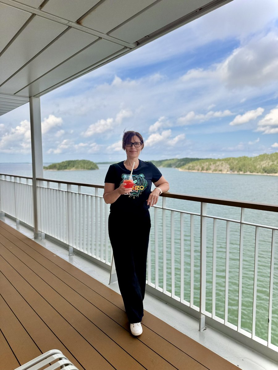 ”Mä meen vaikka monen meren taa
niin monen meren taa
siellä ilo vielä viipyy
meren taa,mä menen meren taa
siellä ilo irtoaa
ihmisyyttä, ystävyyttä
täällä kun en saa.
meren taa, mä menen merentaa
siellä ilo irtoaa.”