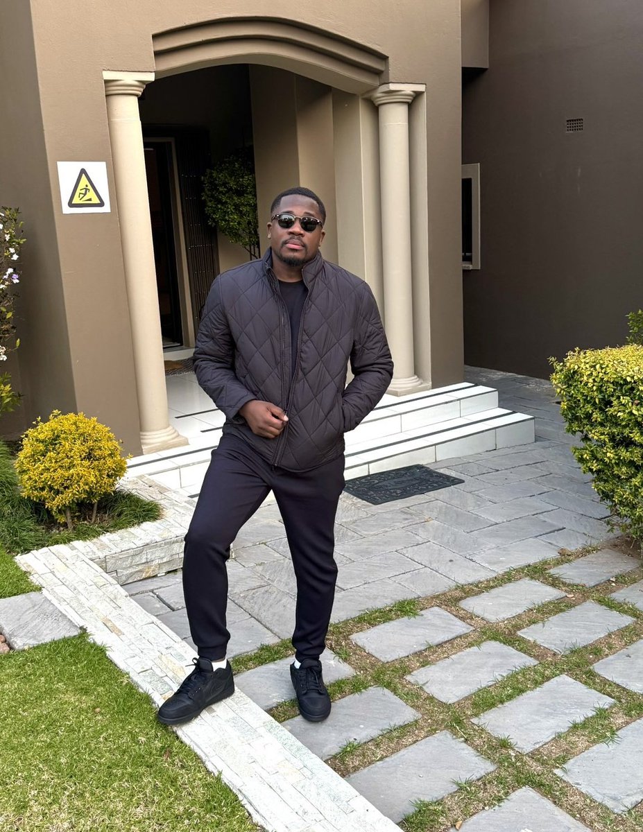 chauffeur243's tweet photo. Lorsque je regarde Gaël Bussa qui fête ses 32 ans et je regarde Peter Tshiani qui injurie maman OLIVE LEMBE, je dis tout simplement qu'on reconnaît les bon parents à travers leurs enfants.
Nous sommes les ambassadeurs de nos familles sur cette plateforme.
Chaque fruit nous fait penser à son arbre 🌲 
Dois-je vous expliquer encore ?
Heureux anniversaire cher Gaël Bussa 🎉🎉
🤣🤣🤣🤣🤣🤣🤣🤣🤣🤣🤣