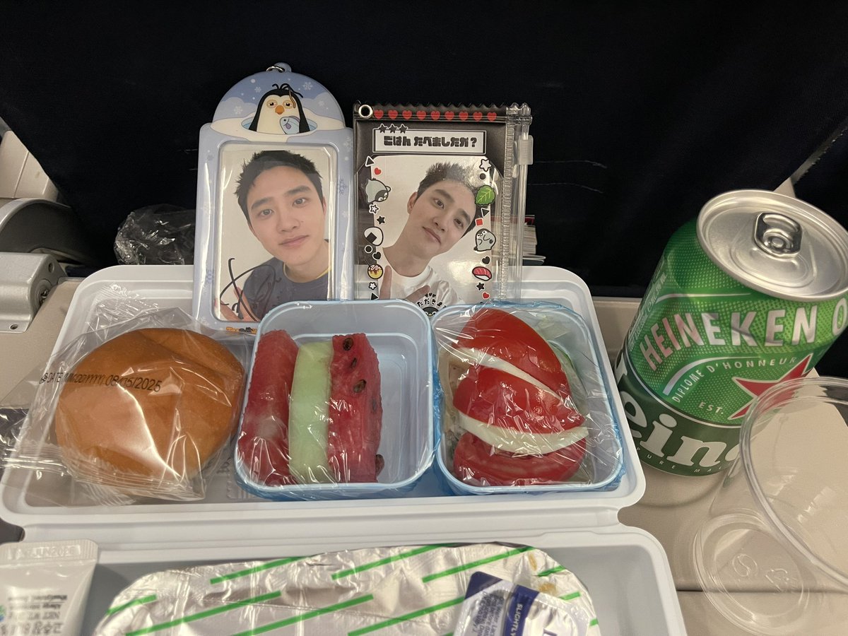 westwindy77's tweet photo. 오늘 제 1년치 운을 다 쓰는 날인가 봅니다 
네~ 우연히… 정말 우연히 같은 뱅기를 탔어요 
입장 대기 하는데 
낯익은 덩치 아조씨들이 오셔서 눈이 번쩍!!!!
바로 사진 찍을 생각은 못하고 
손 막 흔들었는데 
경수가 눈 보면서 꾸벅 인사해주고 갔어요!!!!
두잇 모자 쓰고 있어서 봐줬나봐요!!
으헝 
손 덜덜 떨며 사진 한장 으허~~~
귀국길 내내 도경수와 함께라 행복했네요
