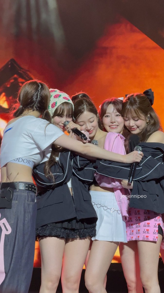 glad i caught this moment! it’s really rare to see chaewon crying 🥺

#EASY_CRAZY_HOT_IN_MANILA #lesserafiminmanila