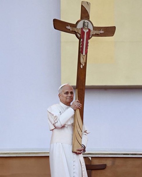 El Papa León XIV a los jóvenes de todo el mundo:

“Aspiren a cosas grandes, a la santidad, allí donde estén. No se conformen con menos. Entonces verán crecer cada día la luz del Evangelio, en ustedes mismos y a su alrededor”.