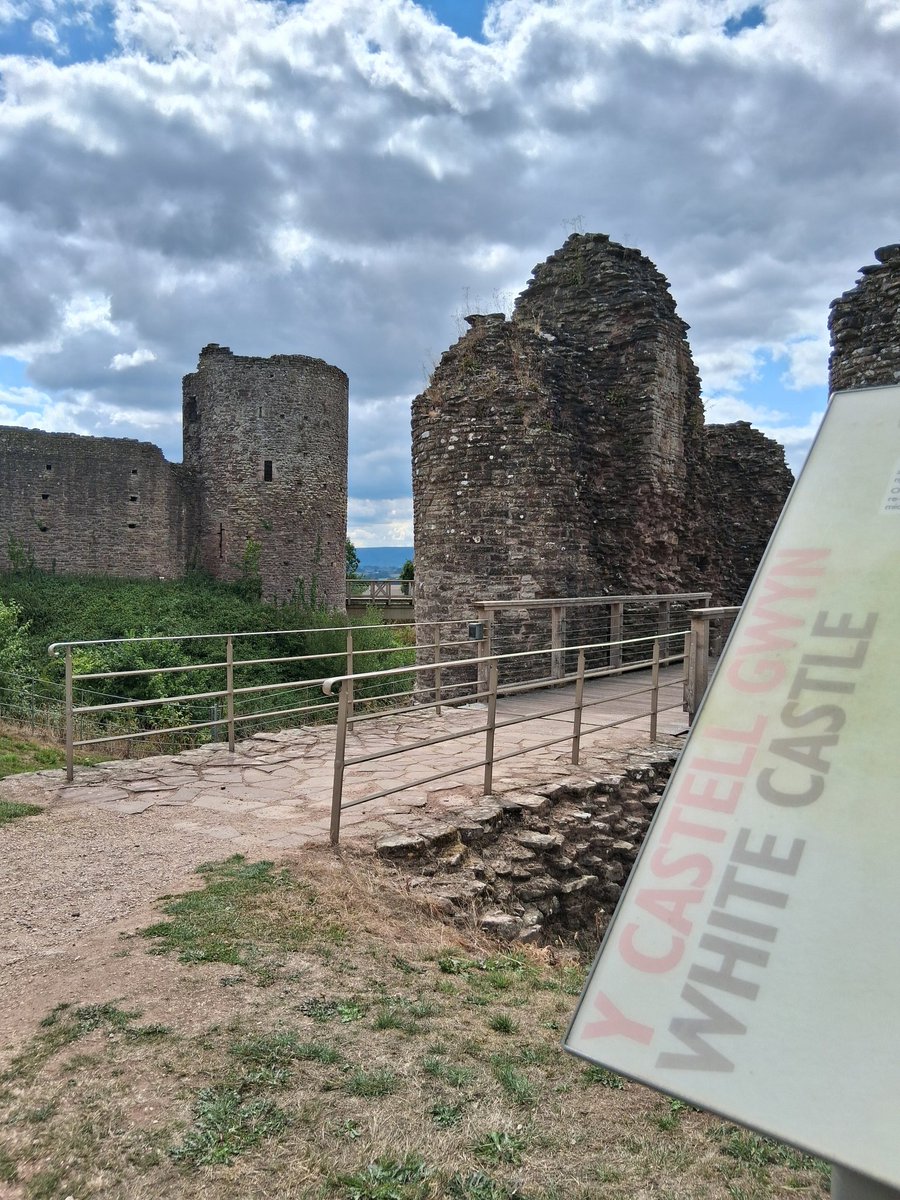 marksmeanderin1's tweet photo. The ruins of White Castle - Wales
12th Century Norman Castle
FREE TO ENTER!!!
#wales #epicwales #exploringwales #welshmarches #kingjohn #HenryIII #cadw #visitwales #castle #CastlesOfTheWorld #KingOfMyCastle https://t.co/P6U78UPlW1