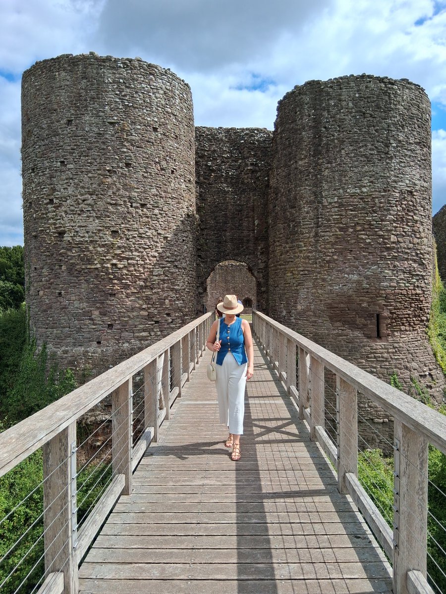 marksmeanderin1's tweet photo. The ruins of White Castle - Wales
12th Century Norman Castle
FREE TO ENTER!!!
#wales #epicwales #exploringwales #welshmarches #kingjohn #HenryIII #cadw #visitwales #castle #CastlesOfTheWorld #KingOfMyCastle https://t.co/P6U78UPlW1