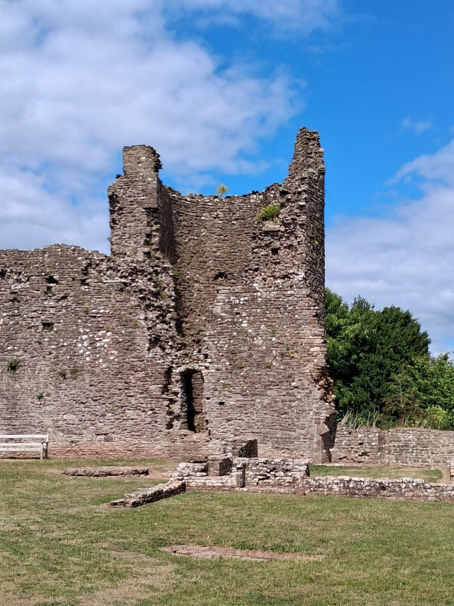 marksmeanderin1's tweet photo. The ruins of White Castle - Wales
12th Century Norman Castle
FREE TO ENTER!!!
#wales #epicwales #exploringwales #welshmarches #kingjohn #HenryIII #cadw #visitwales #castle #CastlesOfTheWorld #KingOfMyCastle https://t.co/P6U78UPlW1