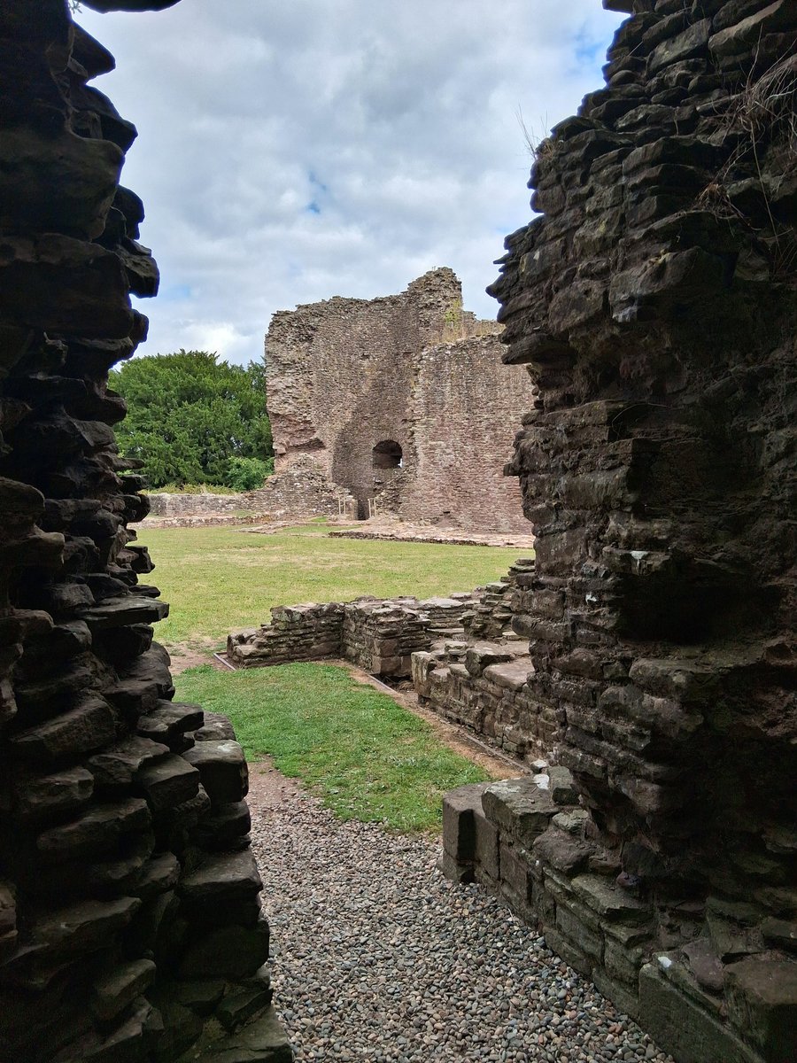 marksmeanderin1's tweet photo. The ruins of White Castle - Wales
12th Century Norman Castle
FREE TO ENTER!!!
#wales #epicwales #exploringwales #welshmarches #kingjohn #HenryIII #cadw #visitwales #castle #CastlesOfTheWorld #KingOfMyCastle https://t.co/P6U78UPlW1