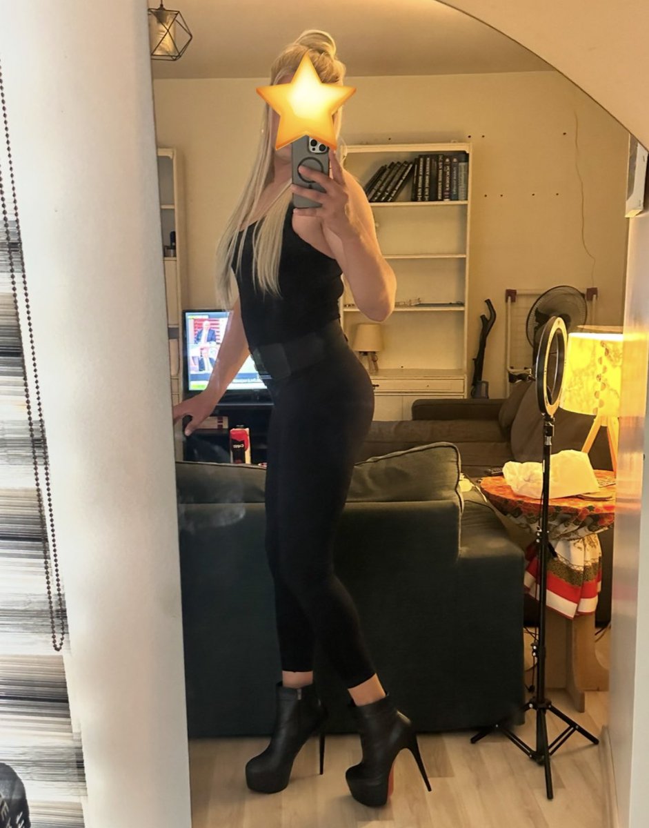 Zarif hatlar,ipeksi dokunuşlar ve o topukluların her adımda attığı baştan çıkarıcı davet.Gözlerinizi bu şıklık ve çekicilikten alamayacaksınız.Kalbiniz hızlanacak bakmakla yetinmeyeceğiniz bir haz vaat ediyor.Cesaretin varsa teslim ol

Vitrinin başka bir güzelliği

<a href="/CDYesim34/">🌸YEŞİM🌸</a>