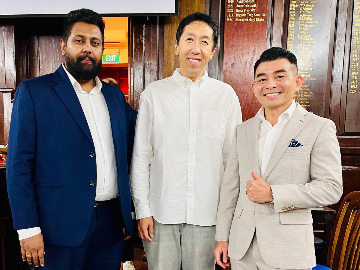 upendrapieris's tweet photo. Meeting @AndrewYNg the visionary behind Google Brain and Co-Founder of Coursera was more than an honour. It was deeply personal. 

#ArtificialIntelligence #AI #MachineLearning #DeepLearning #AIResearch #AI2025 #GenerativeAI #AICommunity #AIInnovation #AINews #AIandML https://t.co/EmAZRUDBzi