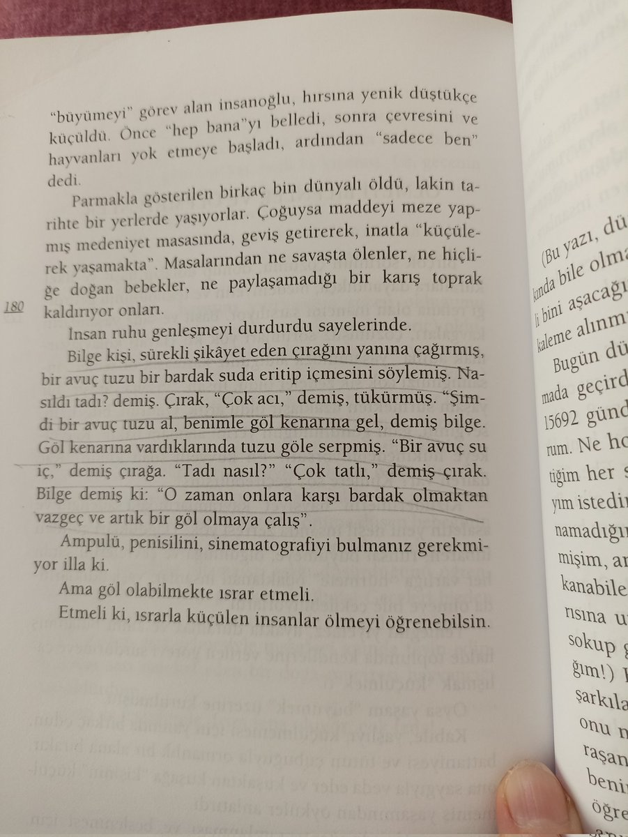 SevgiErgan's tweet photo. Hoşuma gitmeyenlerin içinden gülümseme de çıkarabilmeyi, bana kötü davrananlar öğretti. 
#ekmekarasıhayat 
#Ayşenuryazıcı https://t.co/B1TGk6Xhmh