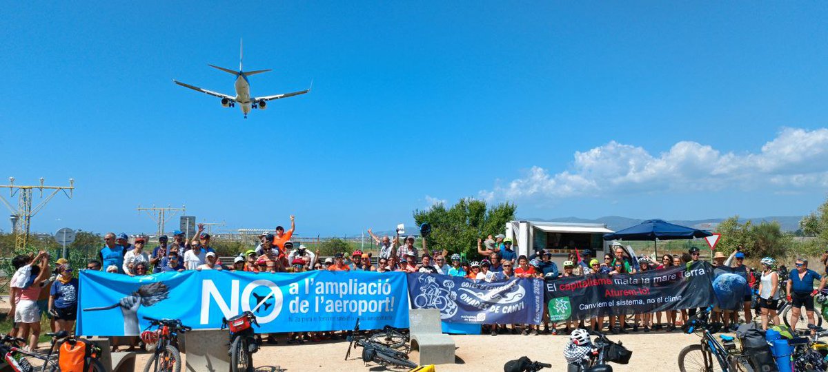 🌅 Ahir amb la gent de l'Ecomarxa d'Ecologistes en Acció i amb altres lluites ecologistes del Delta del Llobregat pel no a l'ampliació de l'aeroport! ✊