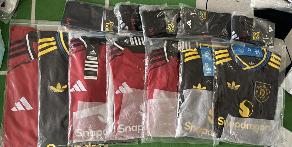 ManUtdMania (@manutdmania_) on Twitter photo 🚨🎁 Giving away some 25/26 #MUFC kits to a few lucky winners. All you have to do to enter is the follow the steps below:
• Like this post ❤️
• Retweet 🔄
• MUST follow <a href="/UtdLoyals_/">UtdLoyals</a> 👹
• Comment #MUFC and what kit 😍 🚨🎁 Giving away some 25/26 #MUFC kits to a few lucky winners. All you have to do to enter is the follow the steps below:
• Like this post ❤️
• Retweet 🔄
• MUST follow <a href="/UtdLoyals_/">UtdLoyals</a> 👹
• Comment #MUFC and what kit 😍
