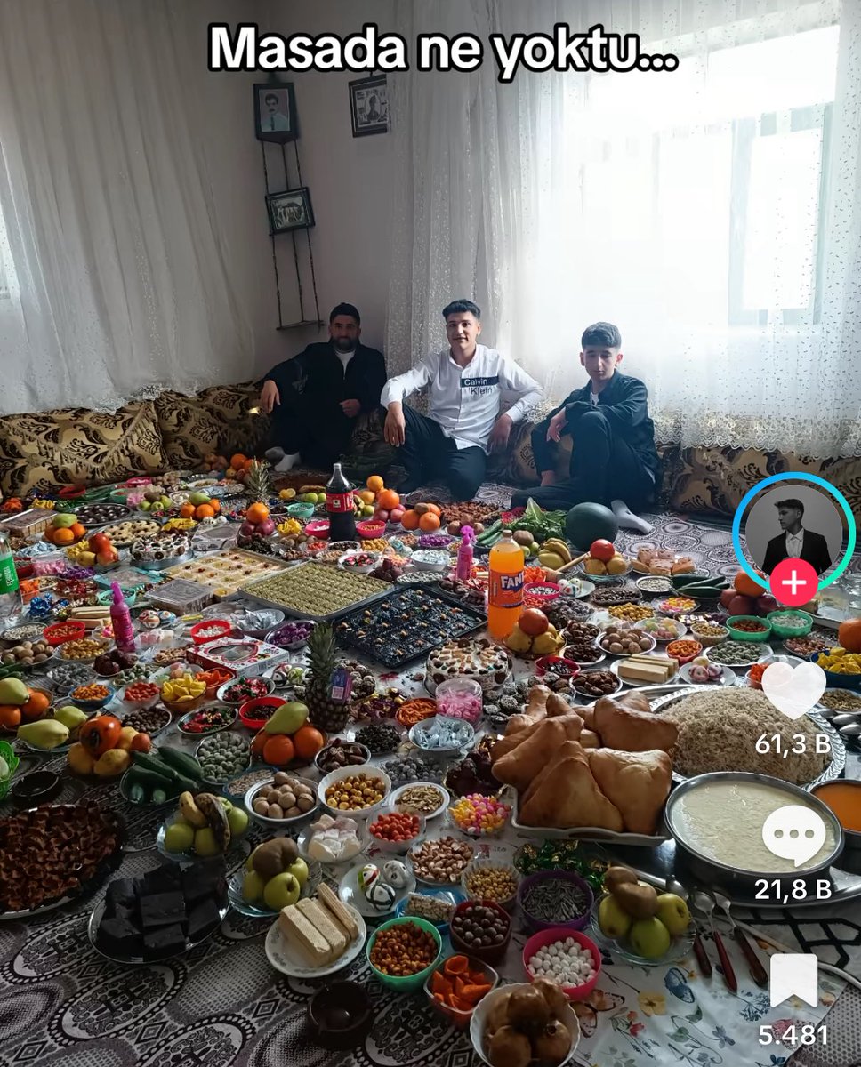 ananasin etiketi duruyo ustunde bagirtti amk