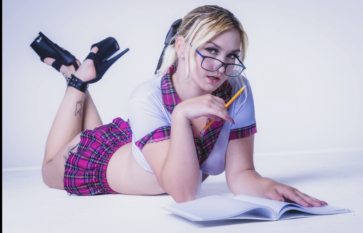 rough hands or soft lips? what’s touching me first? 🥵👇