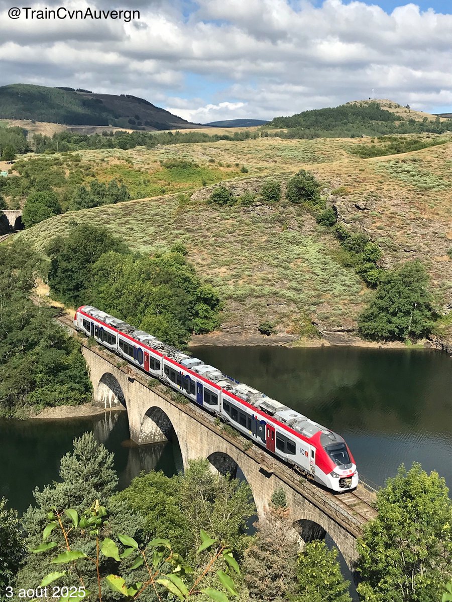 Même matériel pour assurer dans la foulée le <a href="/lio_train_sncf/">liO Train SNCF Occitanie</a> 877529 La Bastide ➡️ Nîmes (sillon-horaire du 873991 ne circulant pas le dimanche entre Clermont-Ferrand et La Bastide... 🥲).
<a href="/lozeretourisme/">Lozère Tourisme</a> 
#OccitanieRailTour
📸 Viaduc du Chassezac, entre Prévenchères et Villefort.