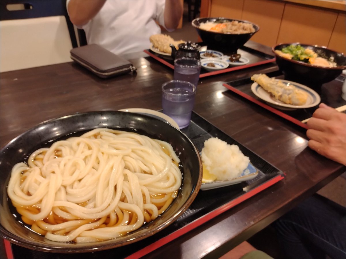 zikida_nov's tweet photo. 昨日は丸亀マイゴにてライブでした！地元の香川の方々プラス高知のTHE BIG FAN LADYもおったき２倍楽しめました。県外で高知のバンドと一緒やと毎回思うけど県外にいる感じがほぼなかったです😊遊んでくれた方々ありがとうございました。本当にみんな良いライブ、良い顔しちょったなー。 https://t.co/KvNhM43aWW