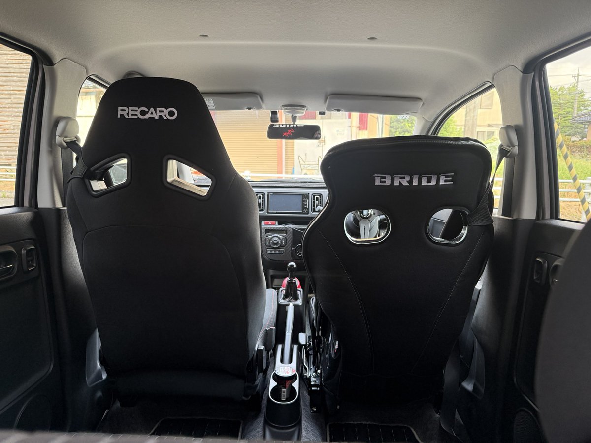 念願のフルバケットシートを遂に遂に導入🪑🚗

BRIDEさんの
XERO VS スーパーアラミド
シートレールはFGタイプ
剛性感がFRP製より増し増しでかつお値段も増し増しなスーパーアラミドに魅了されて購入。

お財布のダメージからFRP製への妥協も考えましたが選んで良かったです😊