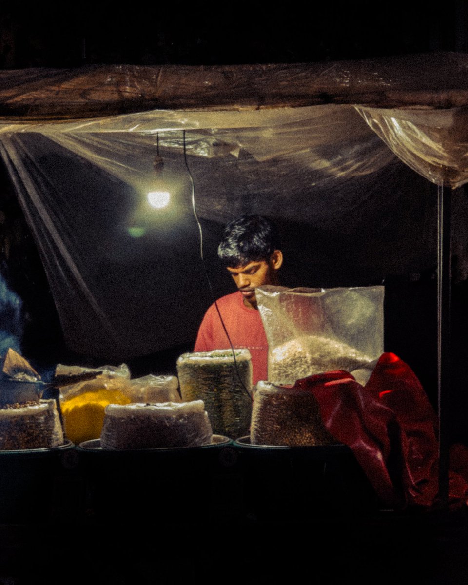 fivemillimetre's tweet photo. There are a lot of still corners in Mumbai untouched by modernity and fast culture. I love the fact that wherever you find yourself  in this city, there's a place still stuck in the past.

Here are a bunch of photos I took in Mumbai, hope you enjoy them :) https://t.co/sTeCD1Hvda