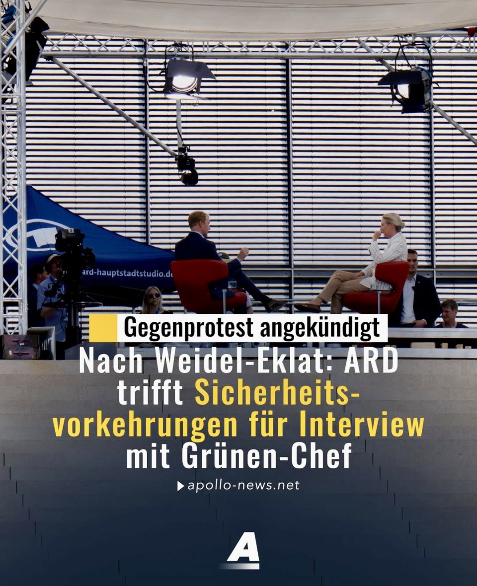 Beim Sommerinterview von Alice Weidel randalieren linke Gestalten mit ihrer primitiven Musik, ungestört. Kein Eingreifen der Polizei. Der linke Mob darf alles.

Und jetzt, wo der grüne Parteichef interviewt wird, trifft die ARD “Sicherheitsvorkehrungen”. Nicht gegen
