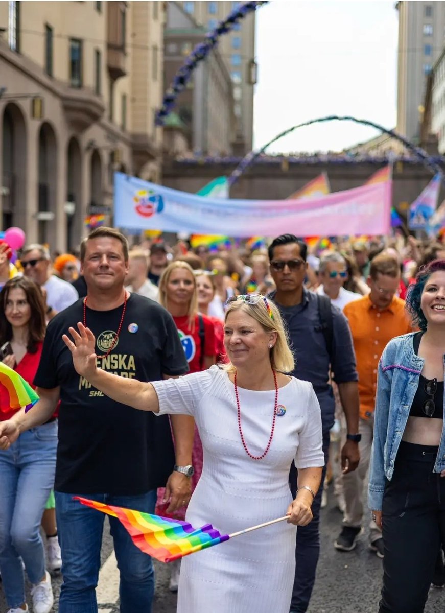 Titta här då. Sveriges nästa statsminister i Pride-tåget.