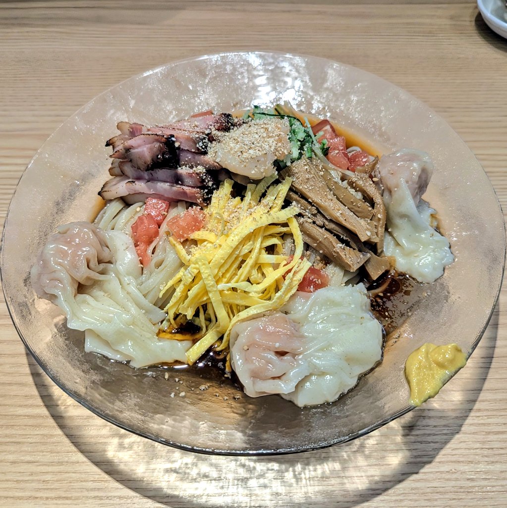 piko_pikon69's tweet photo. 中村麺三郎商店@相模原
【限定】焼味涼麺〜焼豚入り五目冷やし中華〜
TP 海老ワンタン
酸味の効いたしょっぱ〜なタレが暑い日に爽やか😆✨
ツルツルと喉越しのよい自家製平打ち��は大満足の200g⤴️
胡瓜やトマト&amp;錦糸卵が添えられて彩り鮮やか🌈
超〜ウマウマな焼豚や海老ワンタンもめっちゃサイコー‼️ https://t.co/UObhG7l7u2