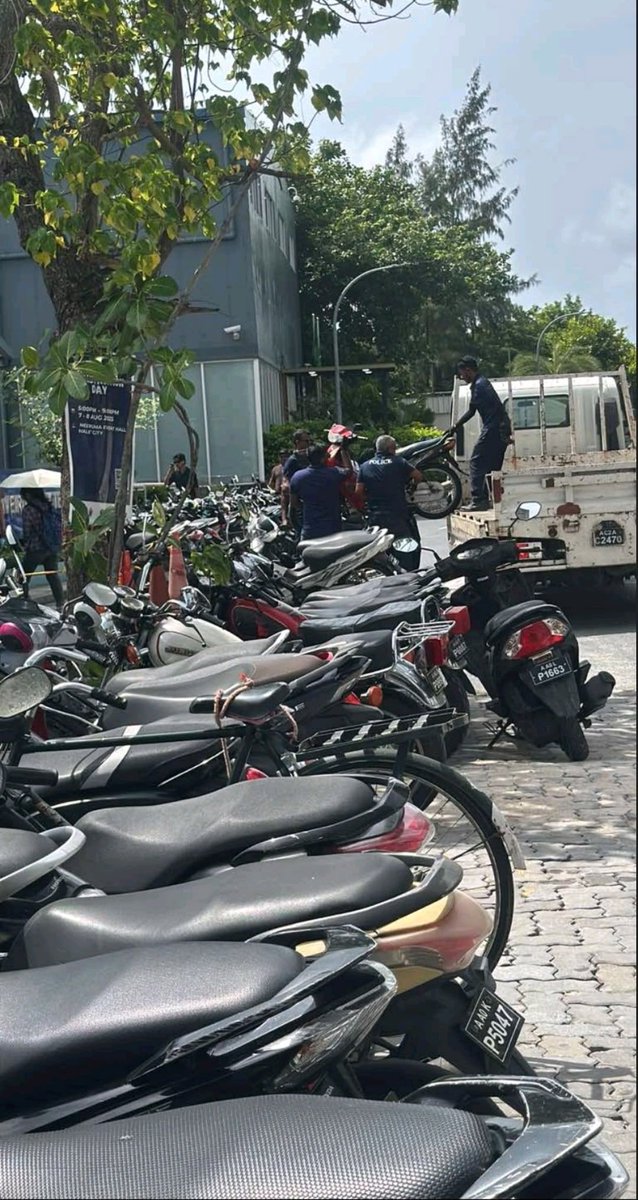Pohthu™ (@pohthu) on Twitter photo މާ މޮޅު ޓާމިނަލެއް ހުޅުވަން އެތަނުގައި އޮތް ޕާކިން އުވާލާ އެކަމަށް ހައްލެއް ނުގެނެސް އެއާ ޕޯޓް މުއައްޒަފުން ފެރީގައި ޑިއުޓީއަށް ދާން މަޖުބޫރު ކޮށް އެމީހުން މާލެގައި ޕާކުކުރާ ސައިކަލްތަށް ޓޯ.
ވަށާޖެހޭ ތަރައްޤީ އަކީ މިއީ އިނގޭތޯ.
<a href="/PoliceMv/">Maldives Police</a> <a href="/MACLmedia/">Maldives Airports Company Ltd</a> މާ މޮޅު ޓާމިނަލެއް ހުޅުވަން އެތަނުގައި އޮތް ޕާކިން އުވާލާ އެކަމަށް ހައްލެއް ނުގެނެސް އެއާ ޕޯޓް މުއައްޒަފުން ފެރީގައި ޑިއުޓީއަށް ދާން މަޖުބޫރު ކޮށް އެމީހުން މާލެގައި ޕާކުކުރާ ސައިކަލްތަށް ޓޯ.
ވަށާޖެހޭ ތަރައްޤީ އަކީ މިއީ އިނގޭތޯ.
<a href="/PoliceMv/">Maldives Police</a> <a href="/MACLmedia/">Maldives Airports Company Ltd</a>