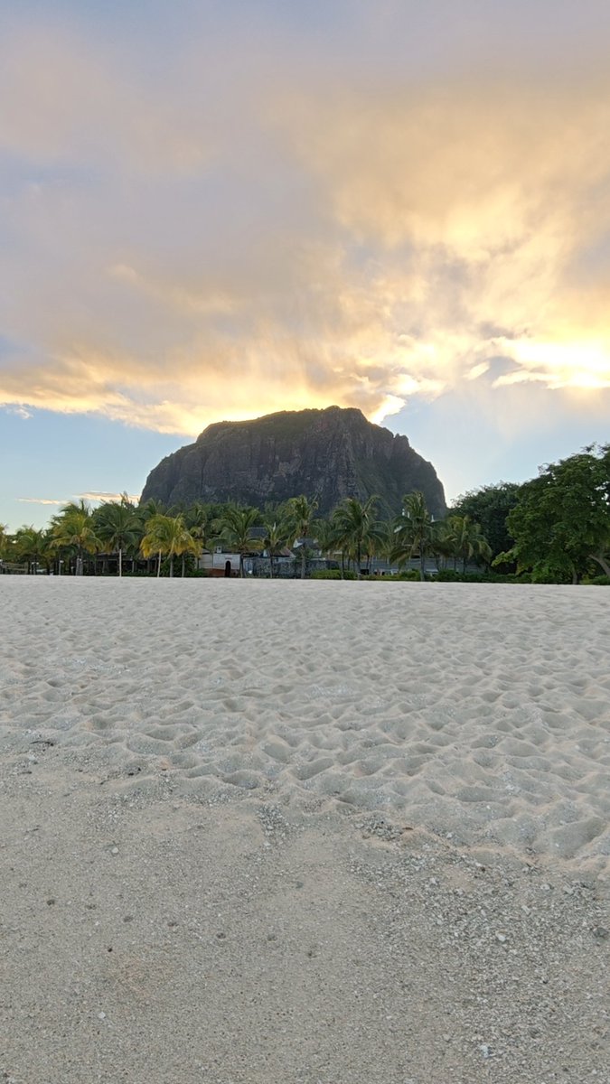 vasishtanagalla's tweet image. (1/n) Lately, mom &amp;amp; I have travelled to #Mauritius for vacation. 🇲🇺🦤

It was an 11 day long trip to Paradise Island. 

This trip was planned to learn the Culture of Mauritius as well as,get some good Rest.

Here is a thread on how we enjoyed a good vacation 🧳

#ccgeek #avgeek