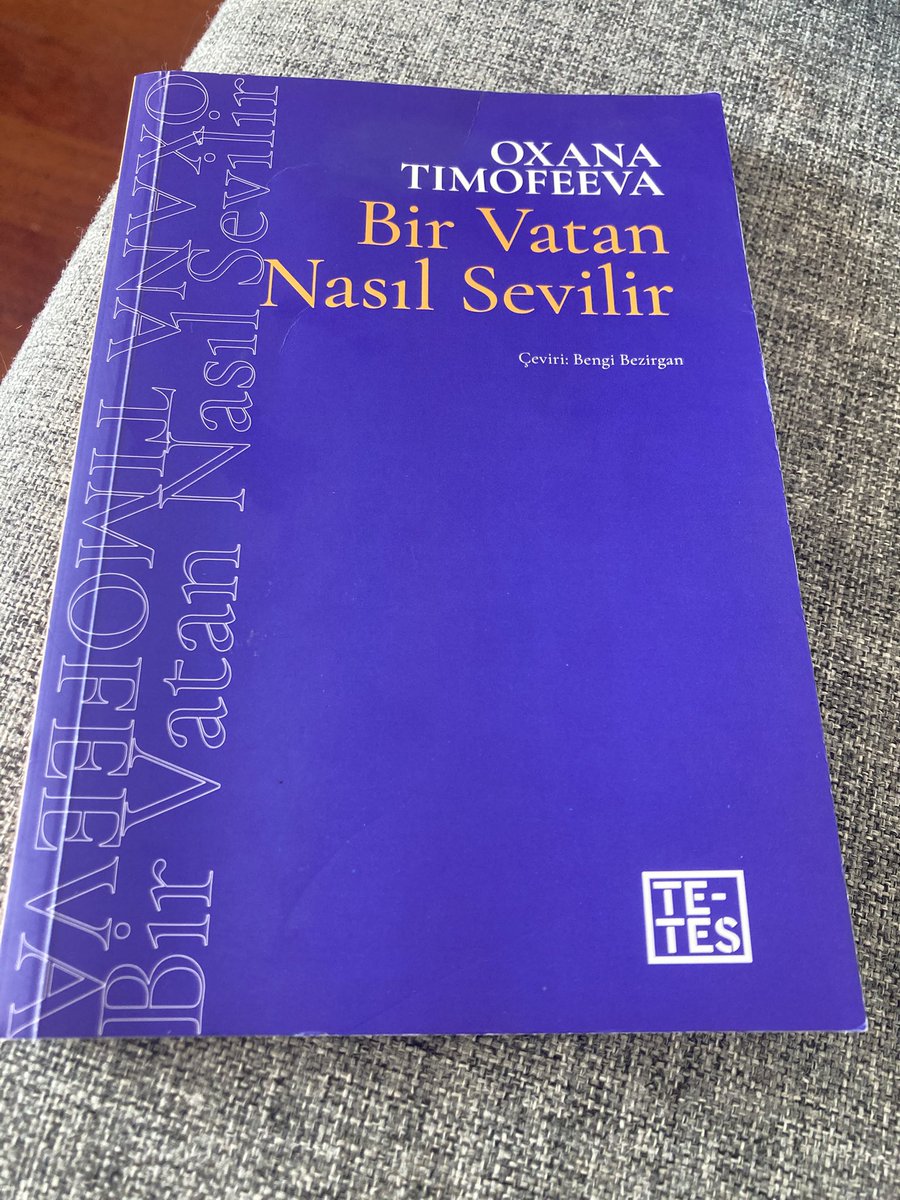 Çok halklı, çok geçmişli, epeyce geniş bir diyarda bir aydının “vatan” kavramıyla sorunları, sorunsalları... Şu sıralar çok kişiye yeni ufuklar açabilir. Kitabın yazarı Oxana Timofeeva doktorasını sosyolojide yapmış, kendisini filizof diye tanımlıyor, bir de sanat kokektifi üyesi