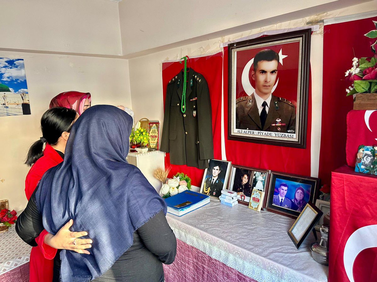 🇹🇷 Şehit Piyade Yüzbaşı Ali Alper 
🇹🇷 Şehit Polis Memuru Ali Alkan 

Ortak acılar bazen insanların birbiriyle yakınlık kurmalarına vesile olur. Aziz şehitlerimizin yadigârı Fadime teyzemiz ile Rabia teyzemiz evlat acısı ile birbirlerine kardeş olmuşlar. Rabbim muhabbetlerini