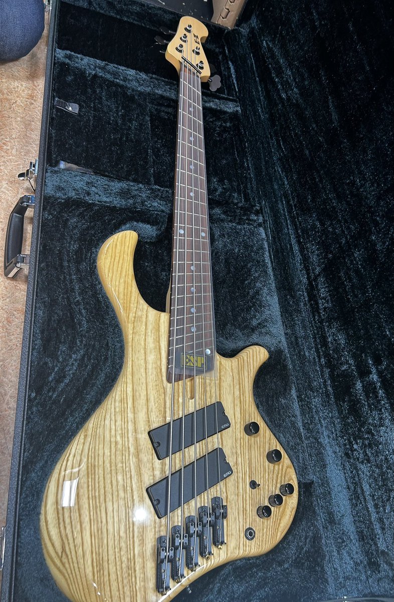 SR_bass0824's tweet image. My new gear…
ESP E-Ⅱ CR-5

ずっと気になってた廃盤機だったので、見つけた時に大興奮でした

大切に使わせていただきます

#mynewgear #ESP