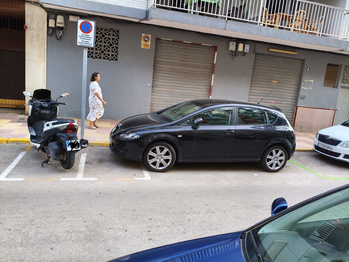 Pertusaa's tweet photo. @AytoCullera ¿Cuantos años MAS tenemos que aguantar esto? No le multáis por usar siempre de forma ilegal "su vado". ¿Pero nos tenemos también que conformar con que quite plazas de parking moto? ¿Algún año le multareis o a los amigos se les permite todo?
Pd: calle Madrid n°4 https://t.co/w8OB5n1xYS