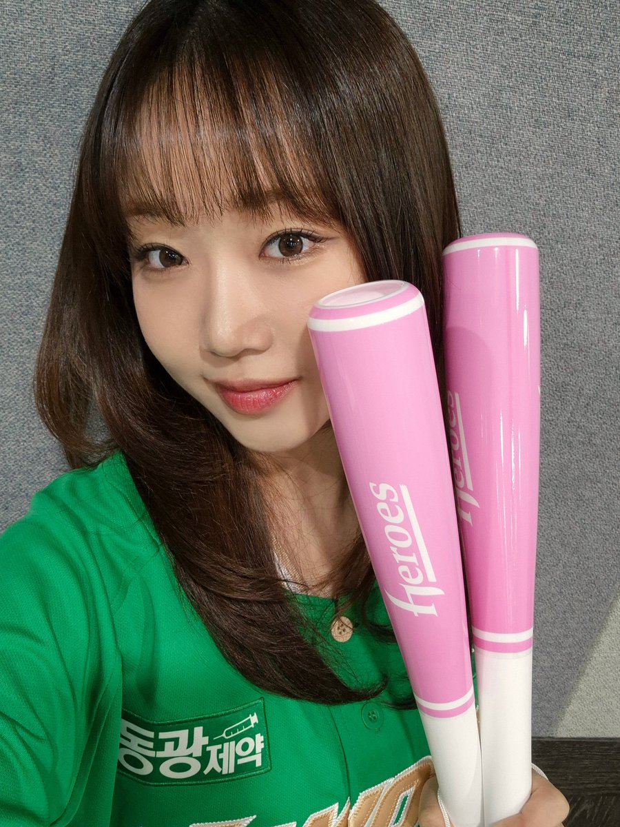 CYooJung_offcl's tweet photo. [📸] 250803 2025 KBO 리그

첫 시구였지만 멋진 시구를 보여준 유정 ⚾️
열심히 응원한 만큼 잊지 못할 추억이 됐어요 😆
최선을 다해 경기에 임해주신 키움히어로즈 선수분들과 
함께 응원해 주신 모든 분들 감사합니다 💕

#최유정 #CHOIYOOJUNG
#KBO #키움히어로즈 https://t.co/l580Arl31G