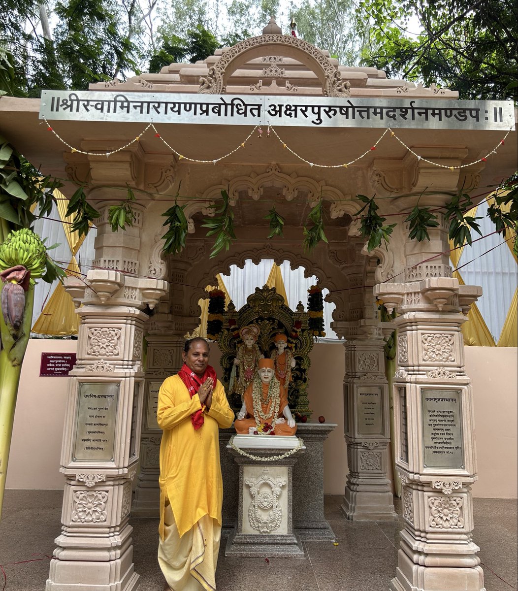 NewsSanskrit's tweet photo. Scholars received blessings of Akshar Purushottam in presence of #Sanskrit scholar Bhadreshdas Swami. The idols were inaugurated for public within National Sanskrit University, ahead of prestigious two-day National Sanskrit Conference, 'Bhashyotsava', scheduled to start tomorrow. https://t.co/Nzp0kZipyu