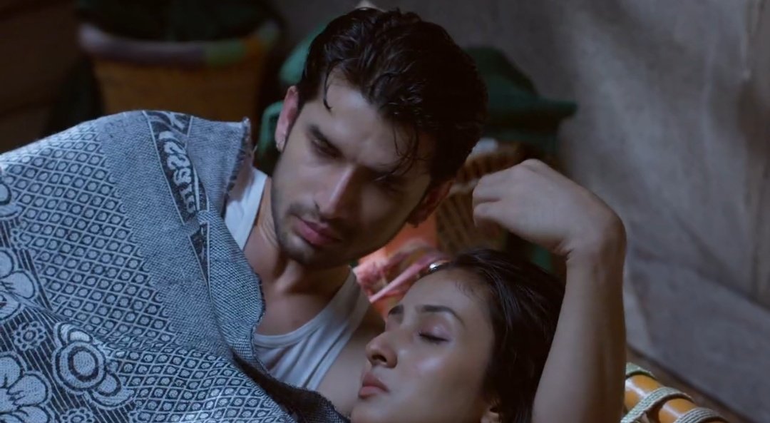 It's clearly visible that he is wearing something underneath but still some blind fd is bashing him without reasons and knowing the whole truth.

#parineetii