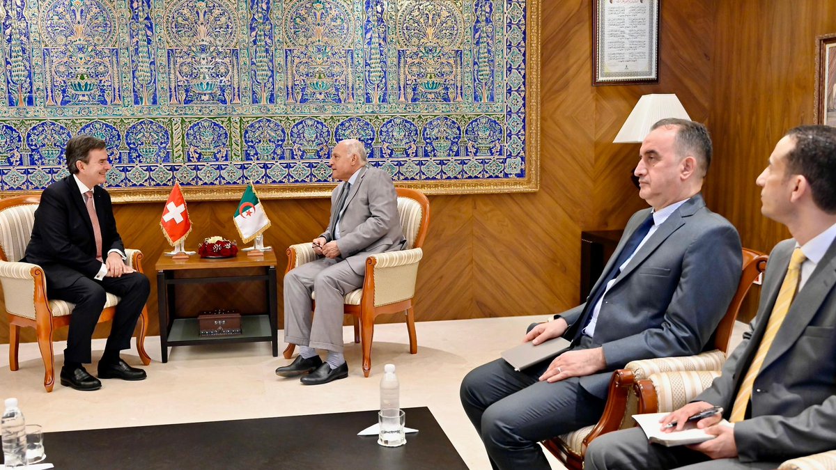 Algeria_MFA's tweet image. استقبل وزير الدولة، وزير الشؤون الخارجية والجالية الوطنية بالخارج والشؤون الإفريقية، السيد @AhmedAttaf_Dz  اليوم بمقر الوزارة، السيد بيار إيف فوكس  Pierre-Yves Fux، سفير كونفدرالية سويسرا، الذي أدى له زيارة وداع عقب انتهاء مهامه لدى الجزائر.
🇩🇿 🇨🇭