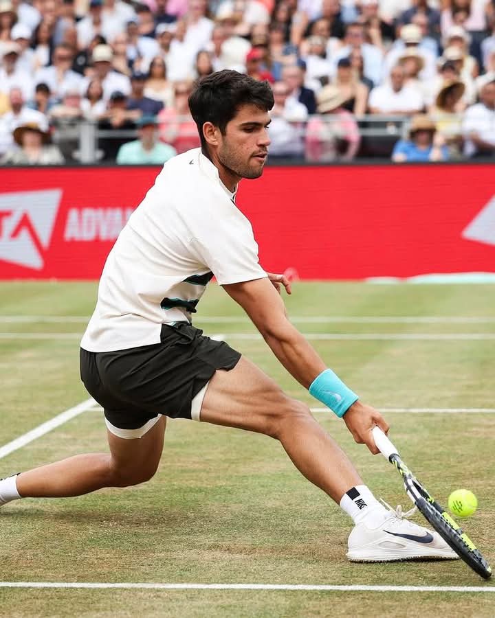 AlpuertoMary's tweet photo. Carlos Alcaraz poetry in motion.✨ At The Queens Club 2025 https://t.co/C1itOQnO0y