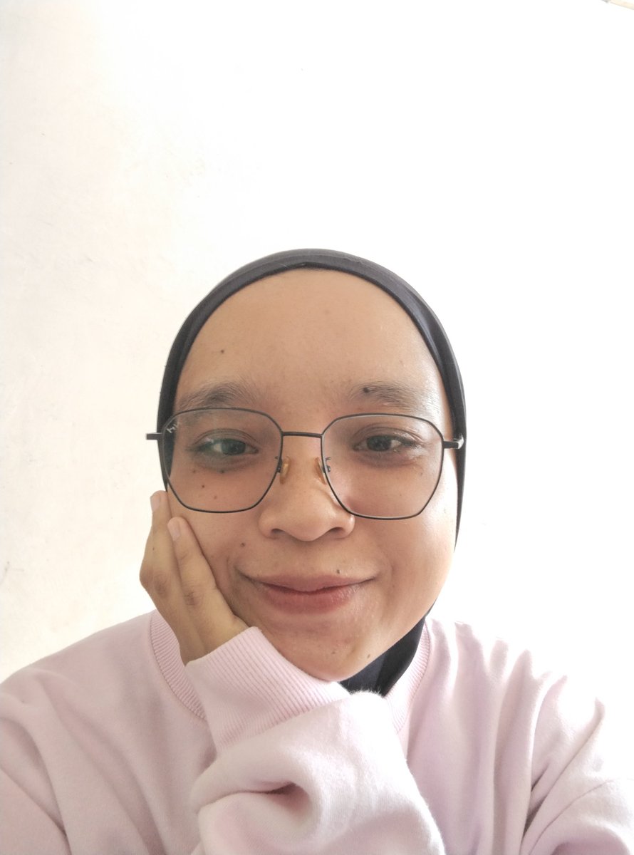 _nrlll_'s tweet photo. Meskipun BB turun 12kg
Bentuk muka ya tetep bulat dr Sononya woy 🤣 https://t.co/RuQD4Nk9G5