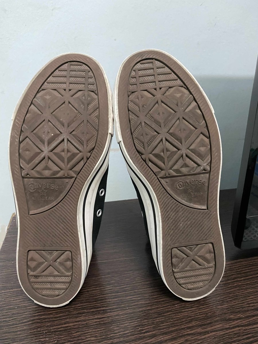 __2handsforyou's tweet photo. #ส่งต่อ รองเท้า converse ข้อสูง สีดำ รุ่นคลาสสิค ไซซ์40 พื้นรองเท้าเต็ม **ตำหนิสีเฟด ซื้อมา2,300 ส่งต่อ 900฿ ลดได้อีกค่ะ 
(เพิ่มเติมในเมนชั่น)
#ส่งต่อเสื้อผ้า #ส่งต่อรองเท้าผ้าใบ #ส่งต่อรองเท้า #ส่งต่อรองเท้ามือสอง https://t.co/bWynDQbn2s