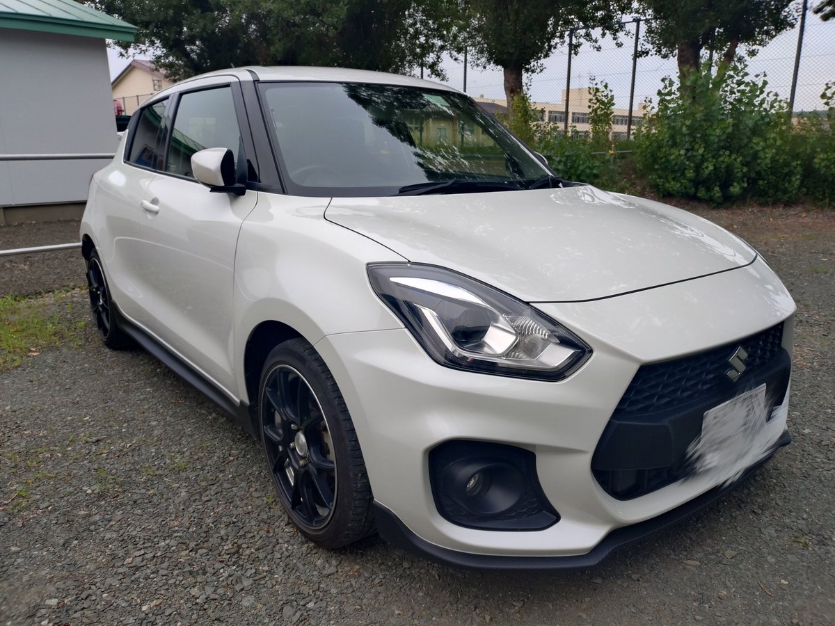 ch1___38's tweet photo. ついに3年経って車検でした😳
 フロントガラス撥水加工
エアコンフィルター交換
切れてたフォグランプ交換

自賠責は自分で切って
11万でした💸💰

最近はまったく洗車もしておらず
もう少し初心にかえって
車を大事にします🚗³₃

 #スイスポ
#スイフトスポーツ https://t.co/KVuB5nA8l1
