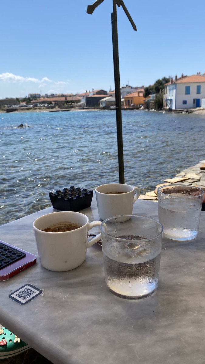 oluruna bıraktık olmadı
akışına bıraktık akmadı
bizde kahve söyledik içiyoruz. #pazar #bozcaada #tatil