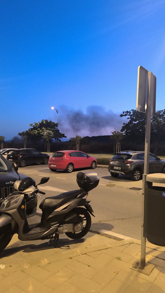 VecinosSoliva's tweet photo. ¿Por qué tenemos que soportar cada día y cada noche el humo tóxico de las quemas ilegales de #LosAsperones? Ayuntamiento @malaga
Sabéis que queman sus chatarras reiteradamente junto a material altamente tóxico y perjudicial para la #salud y el #medioambiente
#Soliva #quemas https://t.co/VcjD8Rt6B4