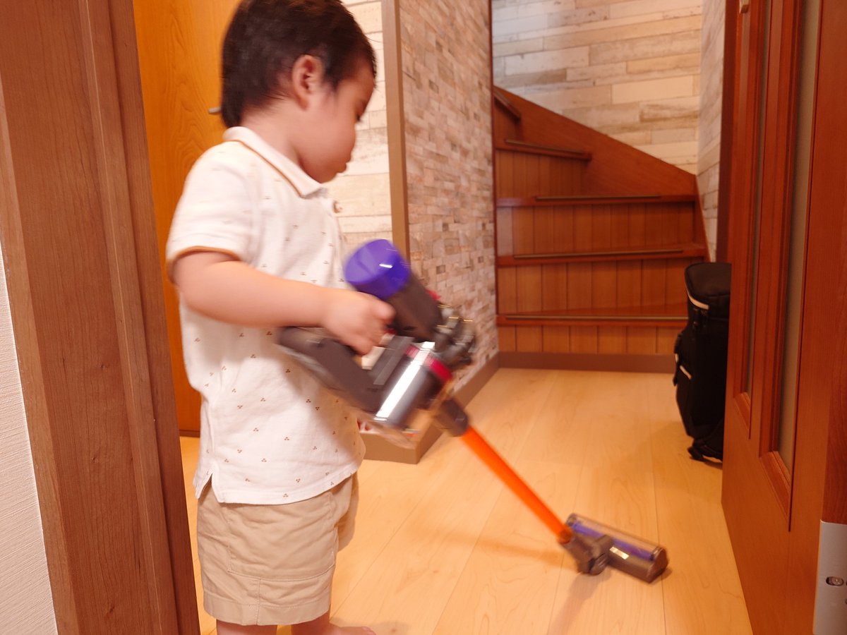 おもちゃの掃除機で楽しそうに遊ぶ🐹